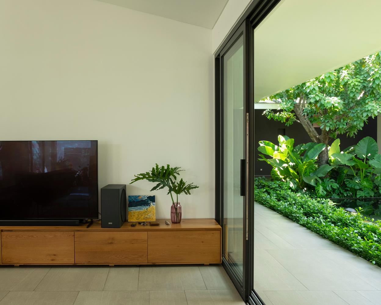 Các cửa lớn trong nhà đều ưu tiên làm bằng kính để tầm nhìn không bị giới hạn. Nhờ đó, dù ngồi trong nhà nhưng các thành viên vẫn có thể nhìn cây, ngắm cá trong hồ.