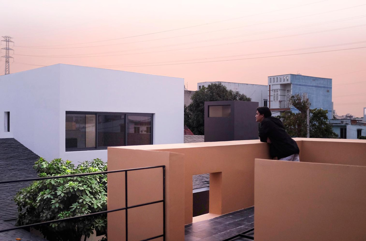 Để có đủ số lượng phòng cho các thành viên trong gia đình, kiến trúc sư tạo ra các khối hộp hai tầng xuyên qua mái nhà.