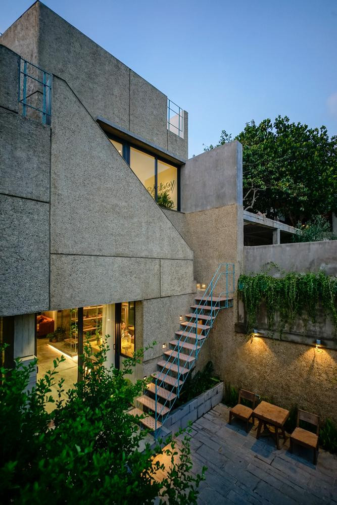 Ngoài ra, với việc tích hợp không gian kinh doanh nhỏ của gia chủ, một thang sắt ngoài trời đã được đề xuất để khách có thể lên thẳng vị trí lầu một ngay từ sảnh đệm.