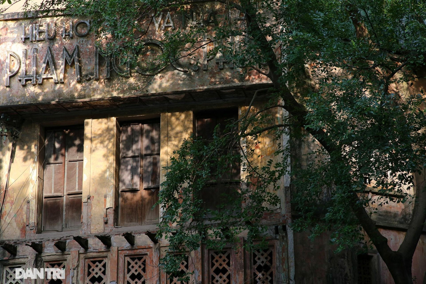 Một ngôi nhà cổ mặt tiền rất có giá trị tại góc phố Hàng Bông - Quán Sứ. Phía trên ngôi nhà vẫn còn ghi rõ tên người chủ nhà Phạm Ngọc Đức và nghề hớt tóc. Một ngôi nhà cổ mặt tiền rất có giá trị tại góc phố Hàng Bông - Quán Sứ. Phía trên ngôi nhà vẫn còn ghi rõ tên người chủ nhà Phạm Ngọc Đức và nghề hớt tóc.