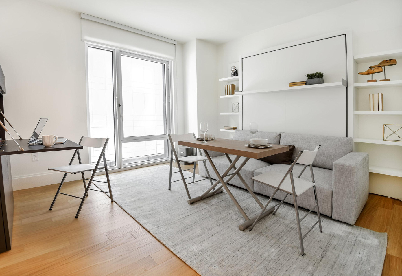 Khi khái niệm “mặt hàng thiết yếu” được mang vào ngôi nhà, chủ nhân ưu tiên thiết kế có tính tối giản và thực dụng hơn là trang trí. Khi khái niệm “mặt hàng thiết yếu” được mang vào ngôi nhà, chủ nhân ưu tiên thiết kế có tính tối giản và thực dụng hơn là trang trí.