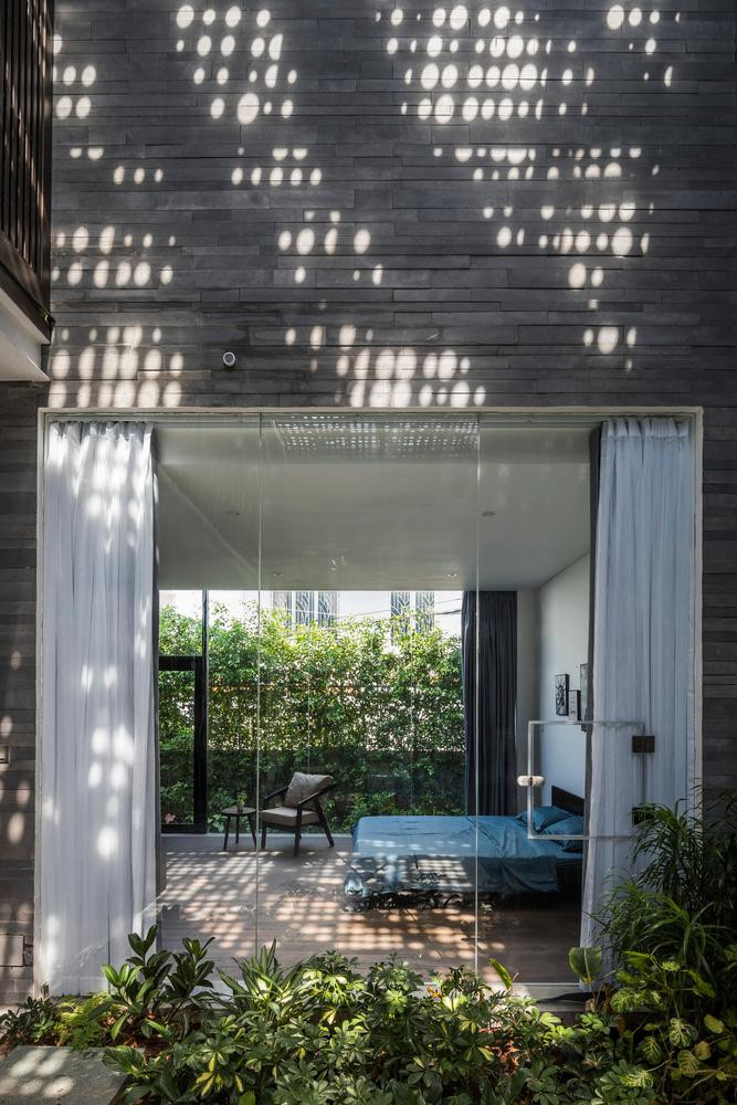 Để ngôi nhà luôn ngập ánh sáng và thoáng tầm nhìn, các cửa đều làm bằng kính. Để đảm bảo sự riêng tư, một số khu vực như phòng ngủ sẽ có rèm kéo.