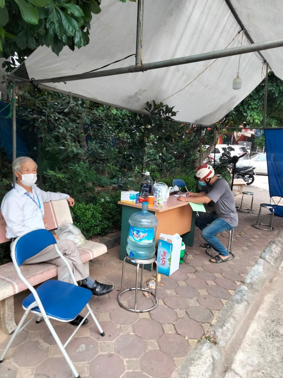 Khi có đồ, shipper sẽ gọi điện cho cư dân rồi để ở bàn được bố trí, cư dân sau đó sẽ xuống lấy đồ ở bàn mà không phải tiếp xúc trực tiếp với shipper. Sẽ có thành viên của chốt "vùng xanh" nhận đồ và trông giúp cư dân trong trường hợp họ chưa thể xuống lấy ngay được.