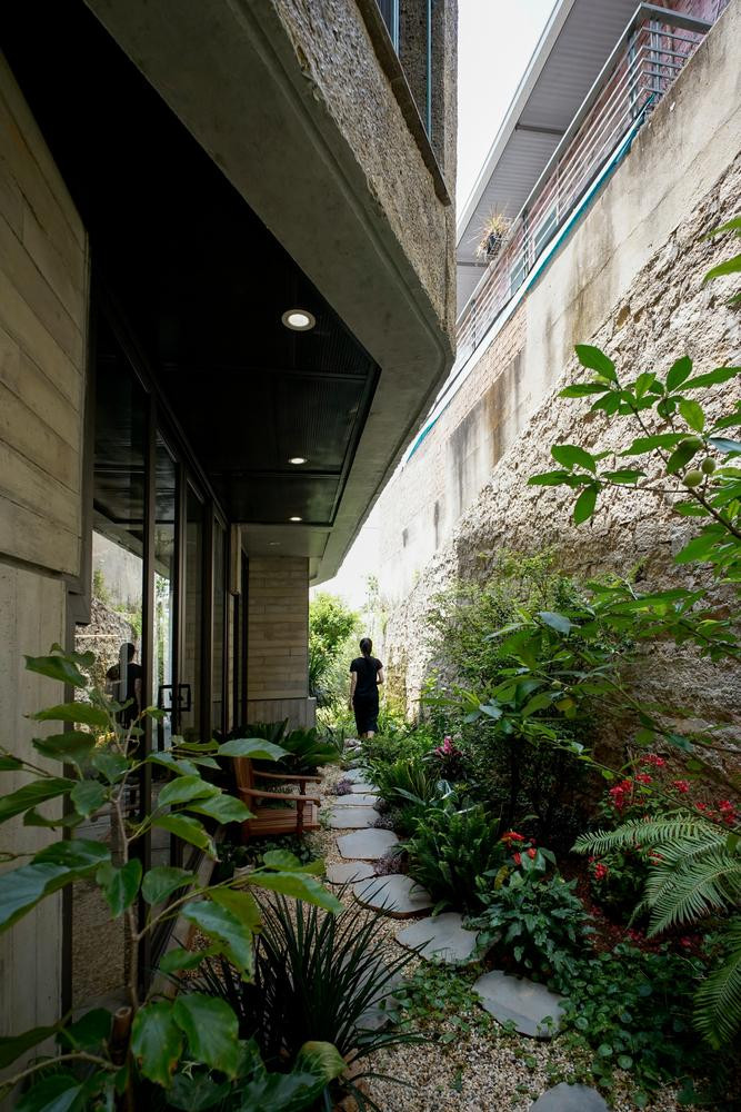 Không gian tầng trệt được quan niệm như một mặt bằng mở, vốn là phần mở rộng của cảnh quan sân vườn quanh công trình.