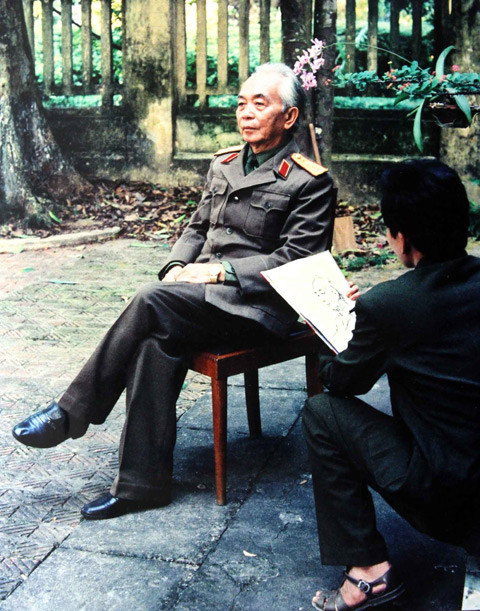Thượng tá, họa sỹ Lê Duy Ứng vẽ chân dung Đại tướng (1993). 