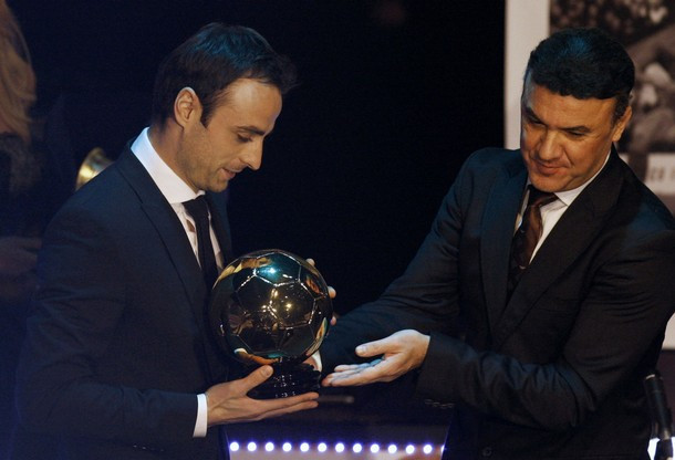 Berbatov nhận giải thưởng từ tay Chủ tịch LĐBĐ Bulgaria