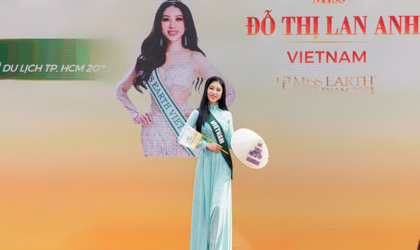 Với kỹ năng ngoại ngữ ấn tượng, những ngày qua cô đã làm tốt công tác tiếp đón các thí sinh, quảng bá văn hóa, con người Việt Nam đến với bạn bè thế giới.