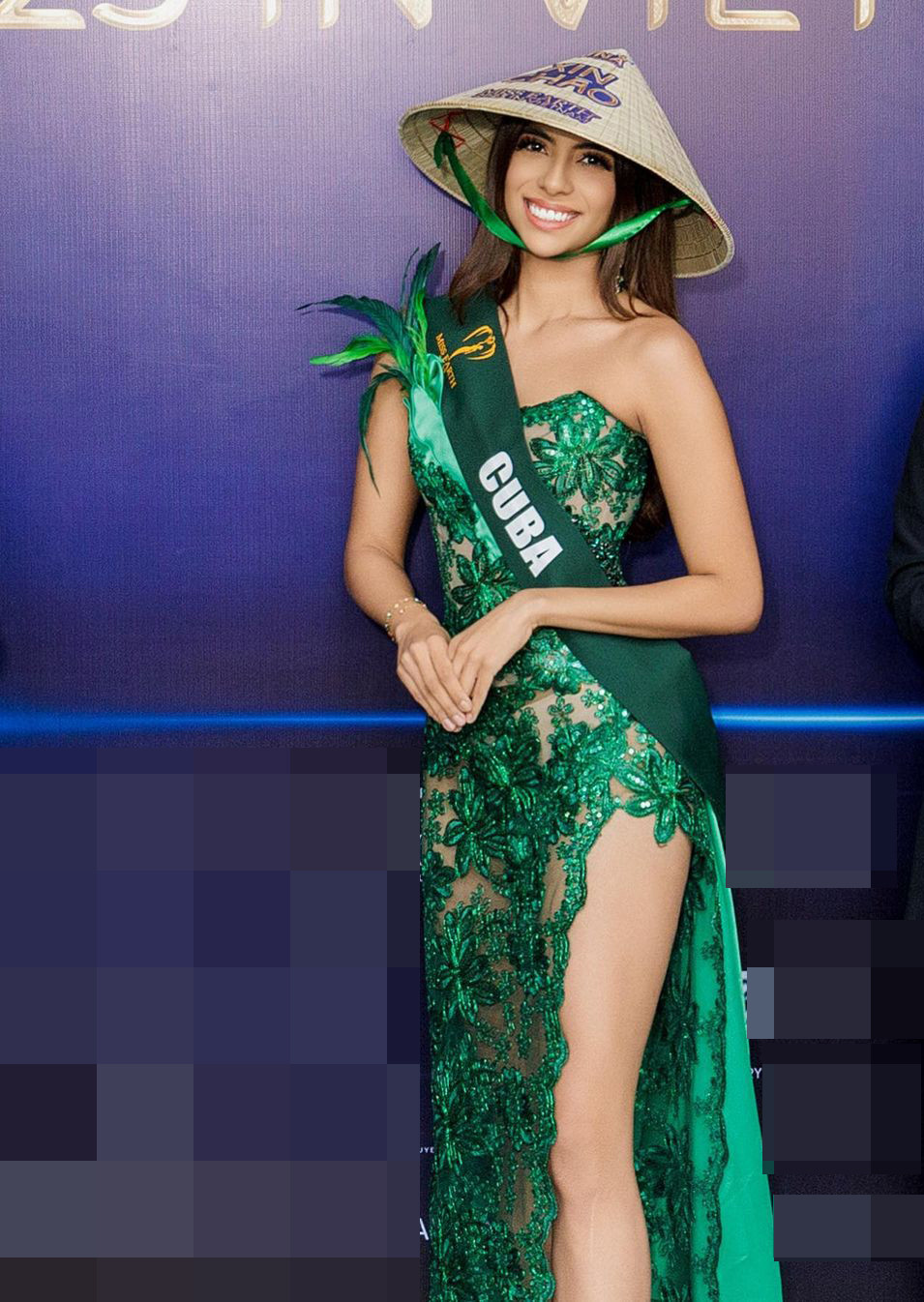 Hai đại diện Cuba và Paraguay chọn màu sắc nổi bật trong buổi lễ trao sash.