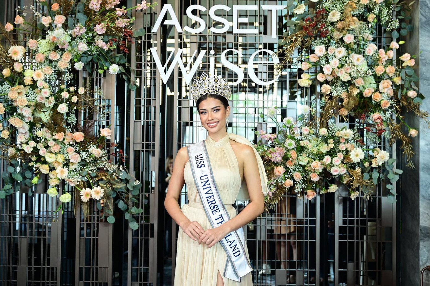 Nhờ thành tích này, Anntonia nhận được nhiều phần thưởng có giá trị. Anntonia được tặng một căn hộ biệt lập ở thủ đô Bangkok. Bên cạnh đó, chính phủ Thái Lan tặng cho người đẹp số tiền thưởng lớn.