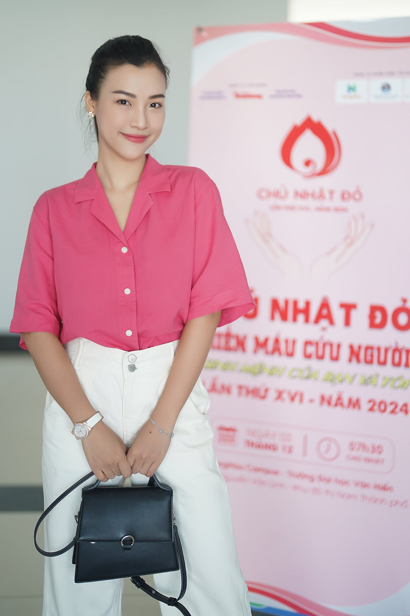 Á hậu - MC Hoàng Oanh tham gia sự kiện Chủ nhật Đỏ 2024. Ảnh: Phạm Nguyễn. Á hậu - MC Hoàng Oanh tham gia sự kiện Chủ nhật Đỏ 2024. Ảnh: Phạm Nguyễn.