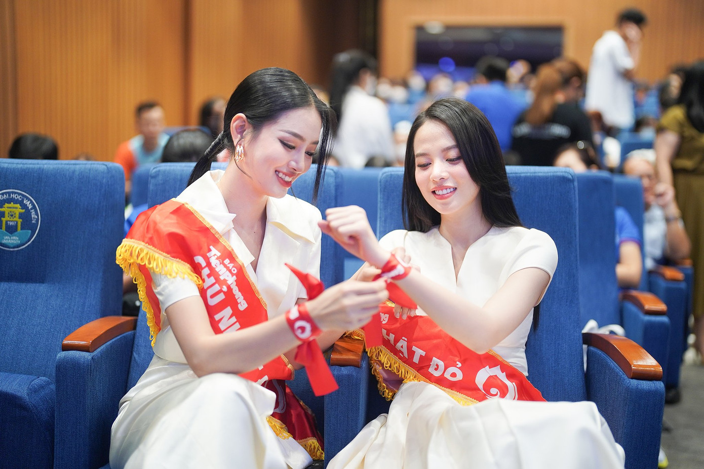 Hai người đẹp cùng chọn sắc trắng thanh lịch, kín đáo khi tham dự sự kiện.