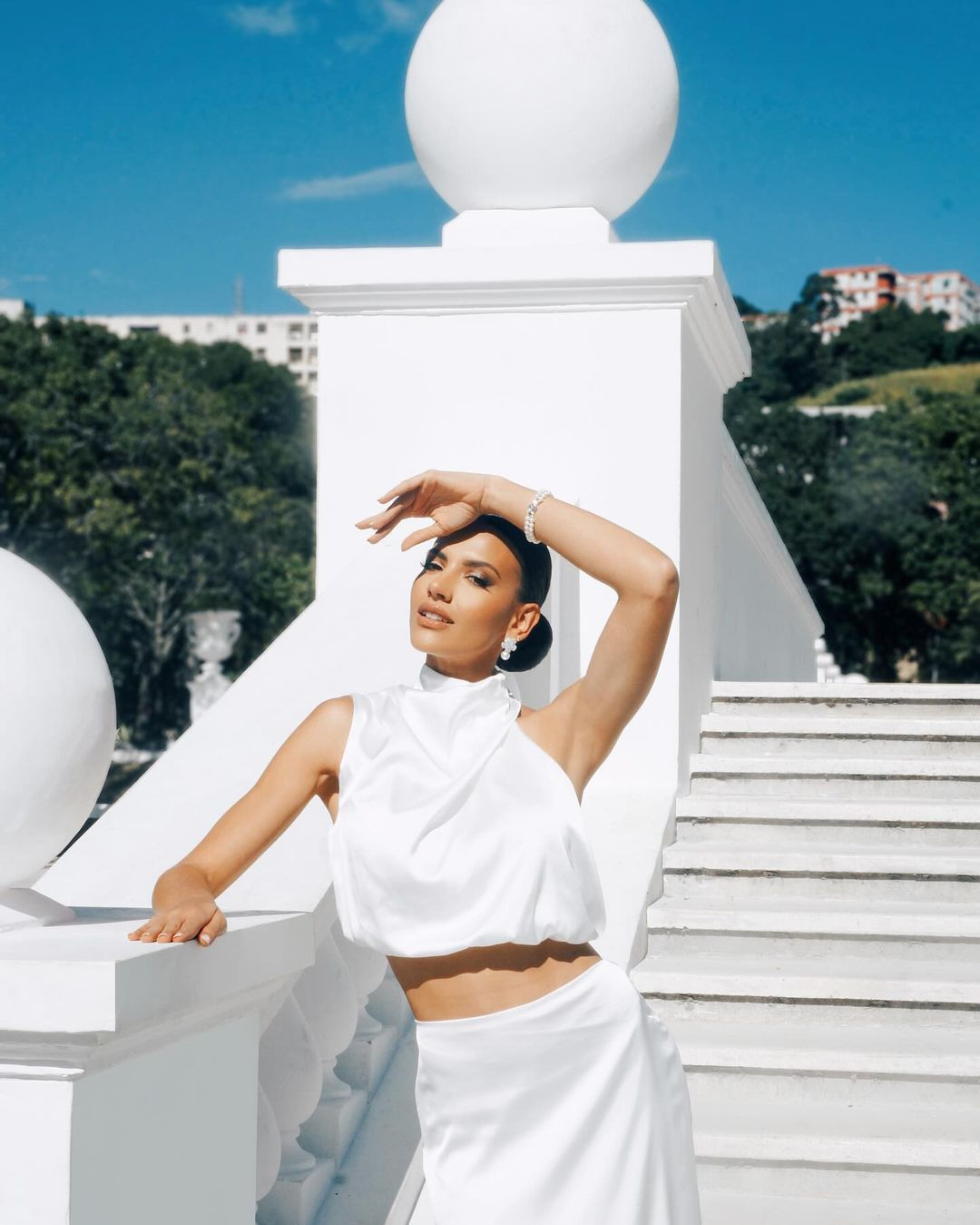 Người đẹp chia sẻ lý do tham dự Hoa hậu Venezuela: "Tôi muốn trở thành người tác động tích cực cho người khác và khuyến khích họ đấu tranh cho tương lai và ước mơ của chính mình bởi vì những điều này có thể đạt được miễn là chúng ta chiến đấu và kiên trì theo đuổi".