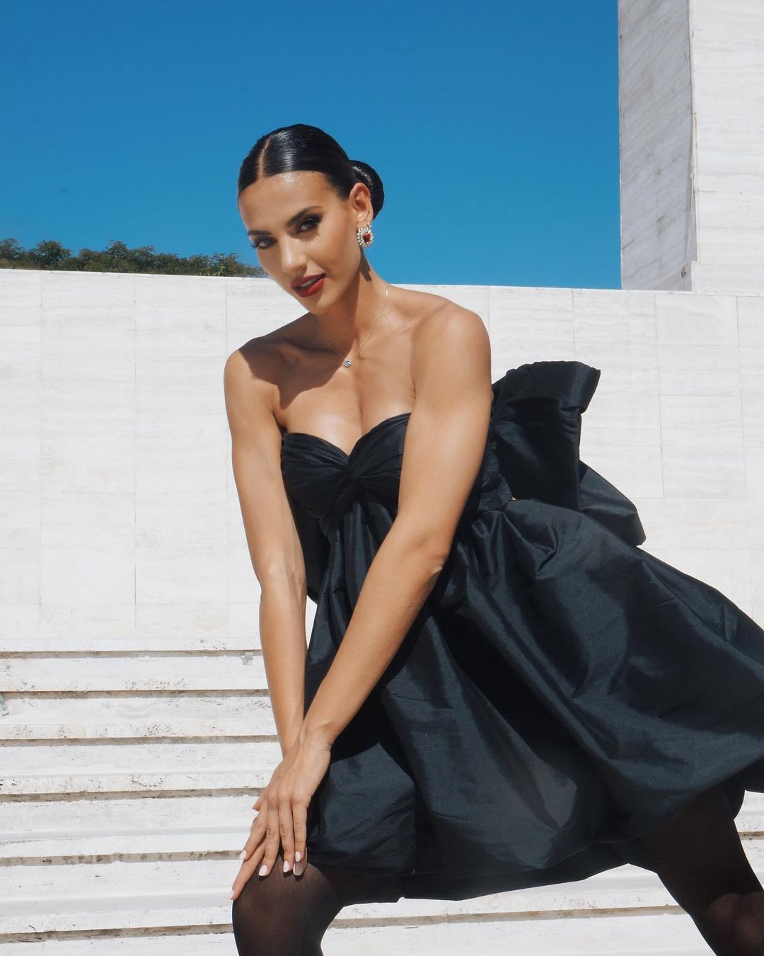 Người đẹp chia sẻ lý do tham dự Hoa hậu Venezuela: "Tôi muốn trở thành người tác động tích cực cho người khác và khuyến khích họ đấu tranh cho tương lai và ước mơ của chính mình bởi vì những điều này có thể đạt được miễn là chúng ta chiến đấu và kiên trì theo đuổi".