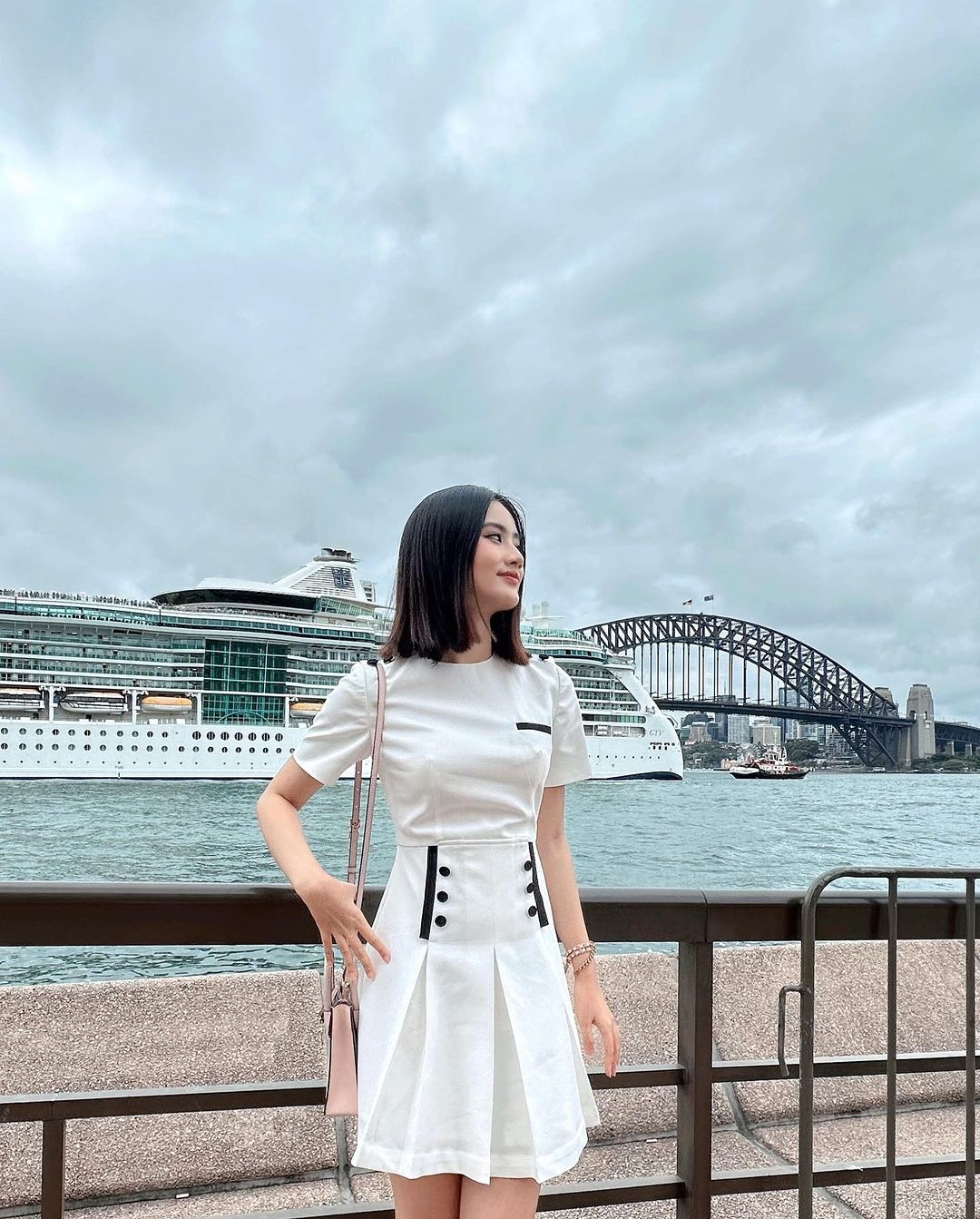 Đã tròn một tháng kể từ khi Ý Nhi sang Australia du học. Người đẹp tích cực chia sẻ hình ảnh và các hoạt động của cô trên trang cá nhân. Ý Nhi cũng làm các video quay lại sinh hoạt đời thường của cô.