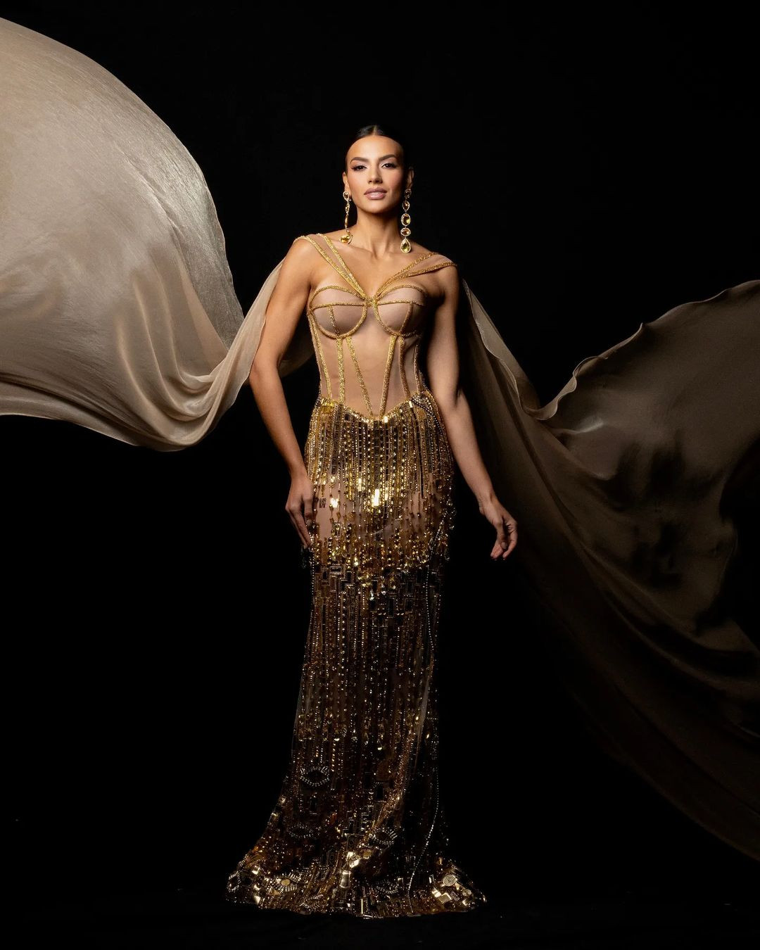 Trong phần thi váy dạ hội, Daniela Celis G diện bộ váy tông màu vàng gold lấp lánh, kết hợp phần tà bay bổng. Sau đêm bán kết, phần trình diễn dạ hội với cú xoay tà váy của người đẹp trở nên viral trên mạng xã hội.