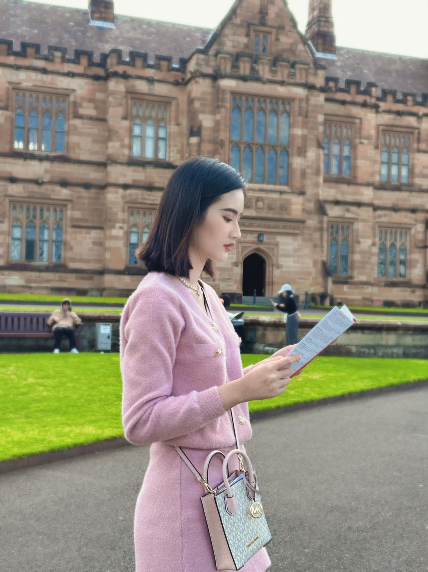 Trước đó, trong thời gian 3 tháng không xuất hiện trước công chúng, ngoài việc học, đương kim Miss World Vietnam tập trung các hoạt động thiện nguyện. Tổng số tiền cô thực hiện thiện nguyện là hơn 250 triệu đồng.