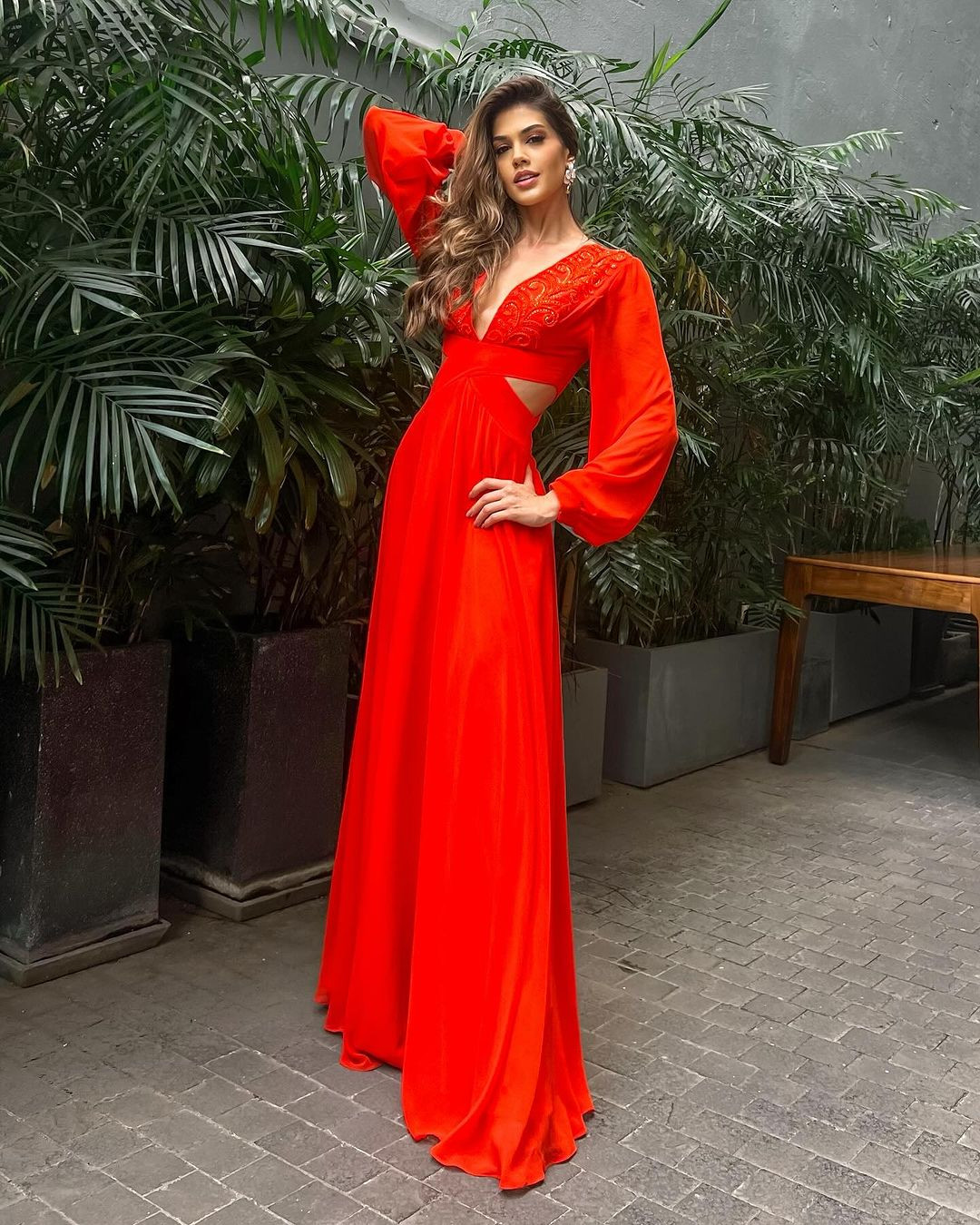 Người đẹp Brazil – Morgana Carlos cũng được đánh giá cao. Cô là nha sĩ, chuyên viên chỉnh hình hàm mặt. Cô là người mẫu và có nhiều kinh nghiệm tham gia các cuộc thi sắc đẹp. Cô giành các danh hiệu như Hoa hậu Sertão Central do Ceará 2023, Hoa hậu Hoàn vũ Ceará 2016. Morgana từng đại diện bang Ceara tại Hoa hậu Hoàn vũ Brazil 2016, vào top 5.