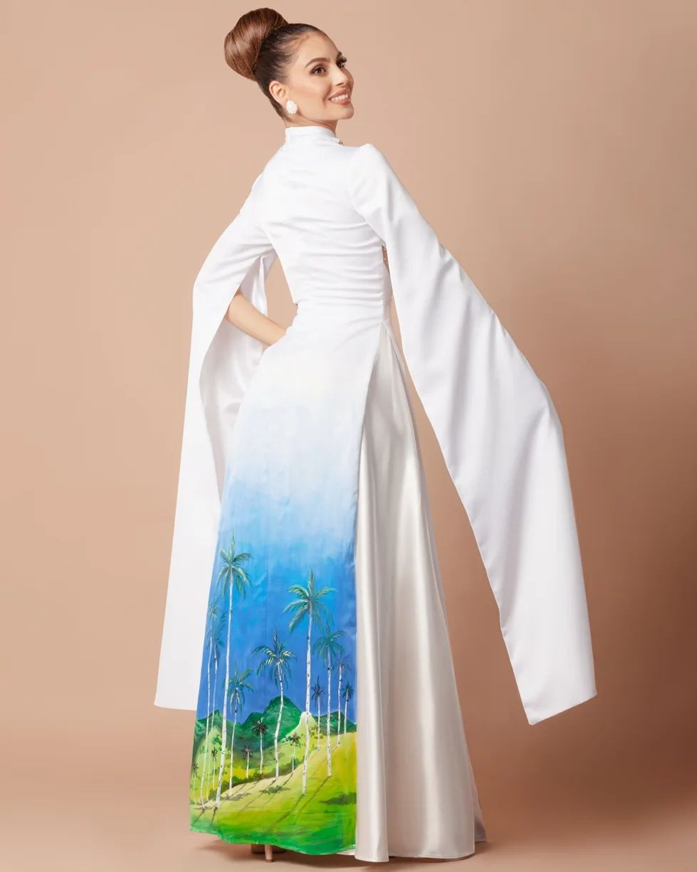 Người đẹp Colombia năm nay 26 tuổi, có profile ấn tượng. Cô là kỹ sư môi trường chuyên nghiệp, đang theo học chuyên ngành quản lý dự án tại Ngân hàng Phát triển Liên Mỹ. Cô cũng làm việc tại Bộ Môi trường và Phát triển bền vững Colombia.