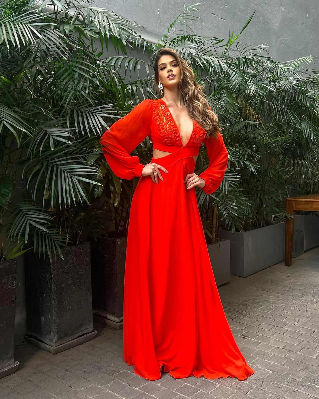 Người đẹp Brazil – Morgana Carlos cũng được đánh giá cao. Cô là nha sĩ, chuyên viên chỉnh hình hàm mặt. Cô là người mẫu và có nhiều kinh nghiệm tham gia các cuộc thi sắc đẹp. Cô giành các danh hiệu như Hoa hậu Sertão Central do Ceará 2023, Hoa hậu Hoàn vũ Ceará 2016. Morgana từng đại diện bang Ceara tại Hoa hậu Hoàn vũ Brazil 2016, vào top 5.