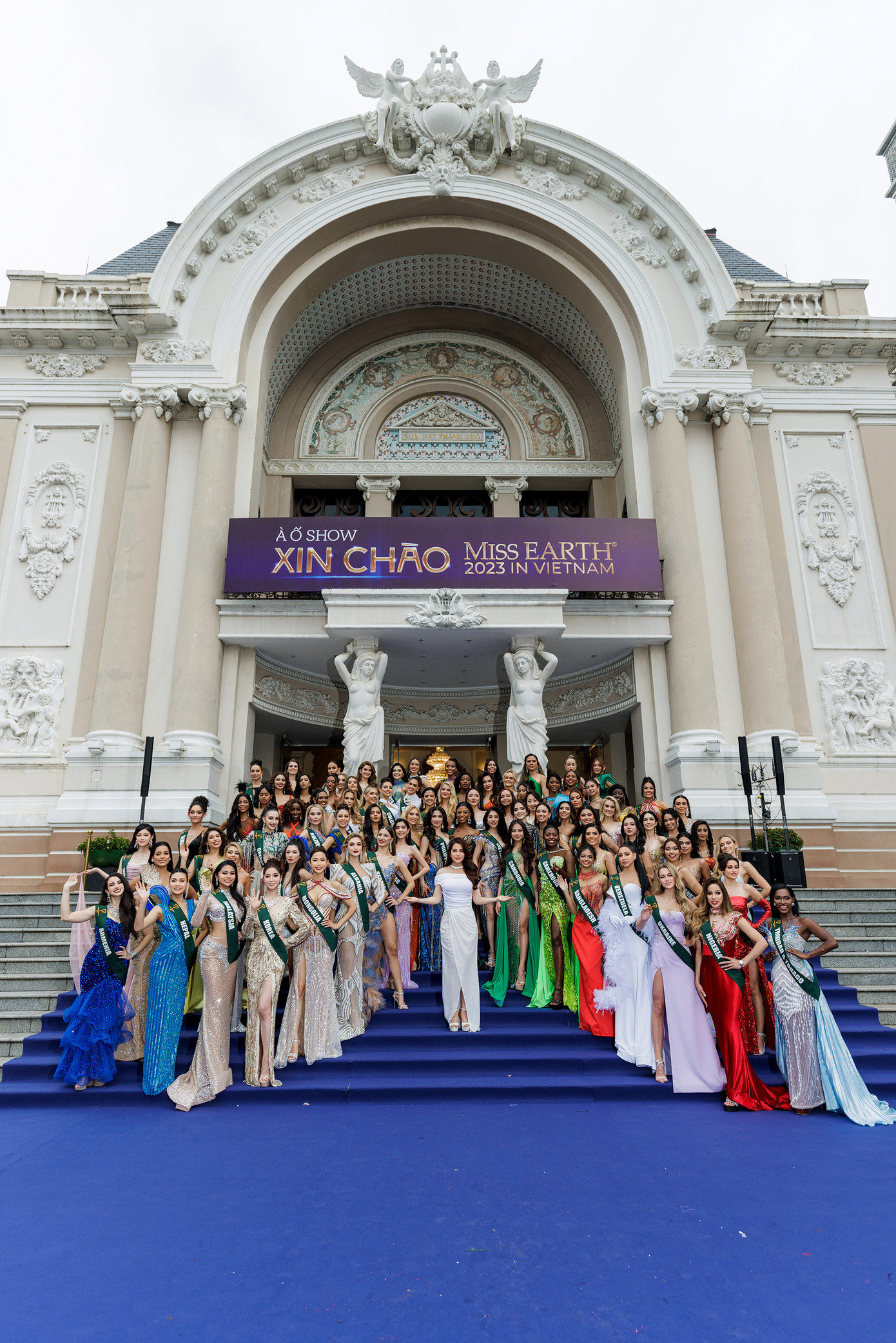 Chiều 3/12, tại Nhà hát TPHCM đã diễn ra sự kiện Xin Chao Miss Earth 2023 In Vietnam để chào đón các thí sinh của cuộc thi Hoa hậu Trái Đất lần thứ 23. Hơn 90 thí sinh đến từ các quốc gia và vùng lãnh thổ đã chọn những bộ váy dạ hội lộng lẫy để xuất hiện trên thảm xanh của sự kiện. Nhiều người hâm mộ đã tập trung trước sảnh Nhà hát TPHCM để chào đón các thí sinh.