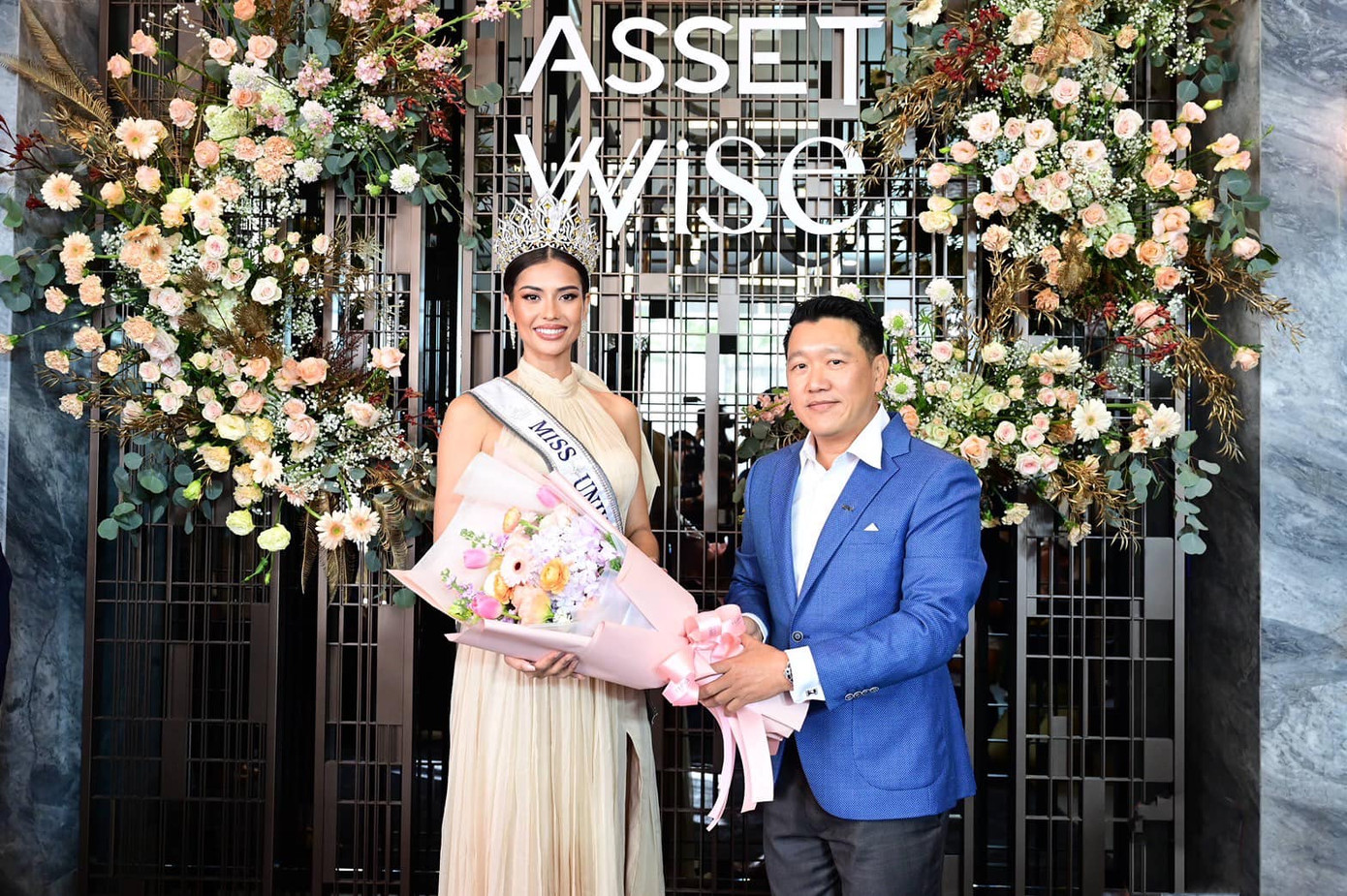 Nhờ thành tích này, Anntonia nhận được nhiều phần thưởng có giá trị. Anntonia được tặng một căn hộ biệt lập ở thủ đô Bangkok. Bên cạnh đó, chính phủ Thái Lan tặng cho người đẹp số tiền thưởng lớn.