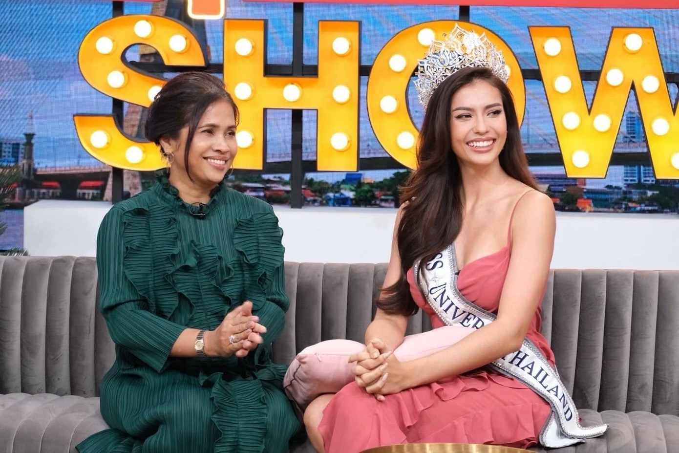 Trong một chương trình truyền hình Thái Lan, Anntonia Porsild cũng tiết lộ về mức cát-xê của cô sau khi trở về nước khiến nhiều người bất ngờ. Anntonia cho biết cô nhận số tiền lên tới 14 tỷ đồng chỉ sau vài ngày về nước. Nhiều người dự đoán cát-xê và thu nhập của Anntonia sẽ còn tăng lên nhiều trong 1 năm đương nhiệm.