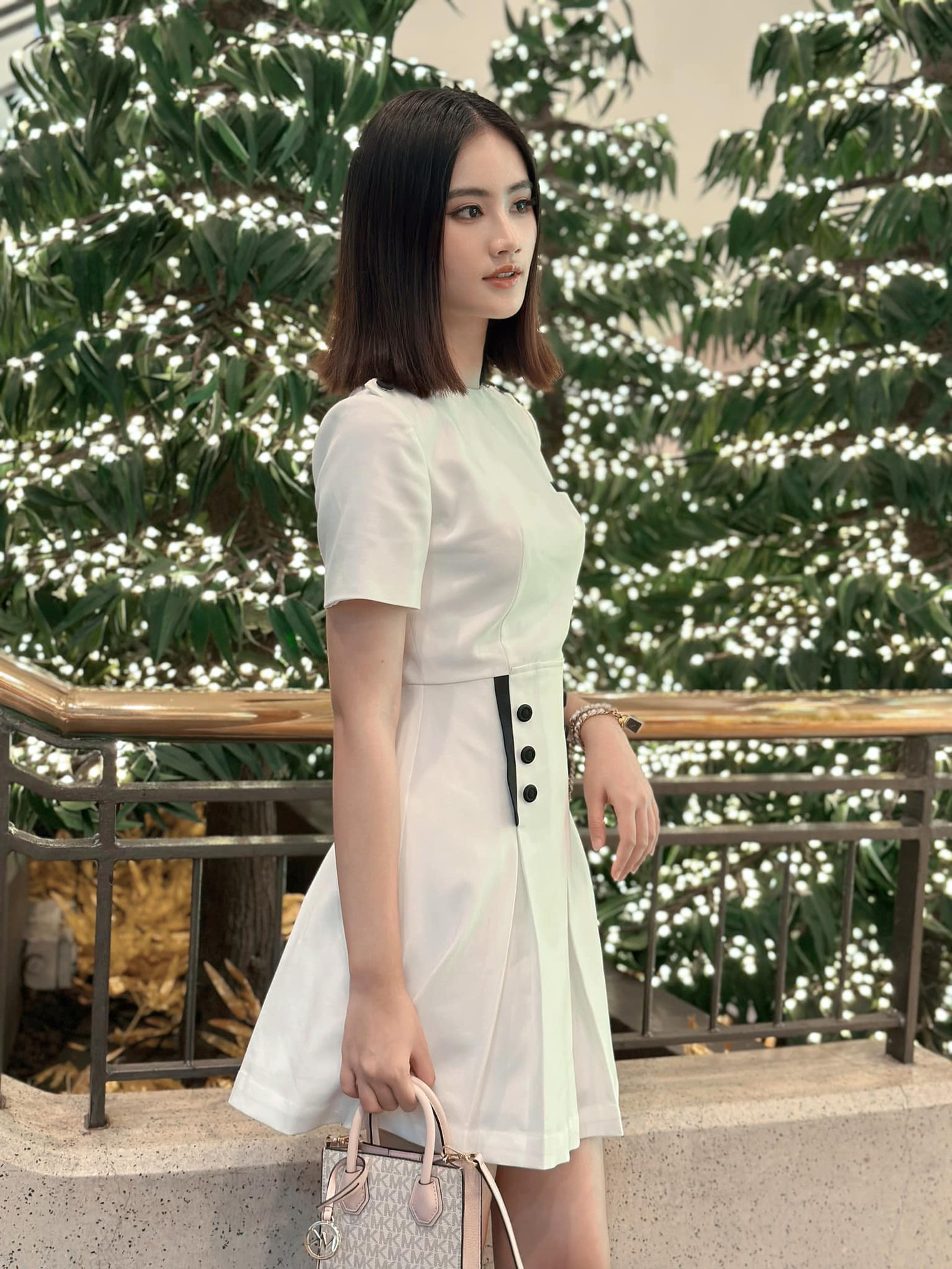 Đi du học, người đẹp chuộng phong cách giản dị, kín đáo. Cô thường mặc váy có hai tông màu đen - trắng. Ý Nhi cũng được khen trẻ trung hơn với mái tóc ngắn. Trước khi sang Australia, Ý Nhi hiến tóc cho bệnh nhân ung thư của Mạng lưới Ung thư vú Việt Nam, đúng như ý nguyện trước đó của cô.