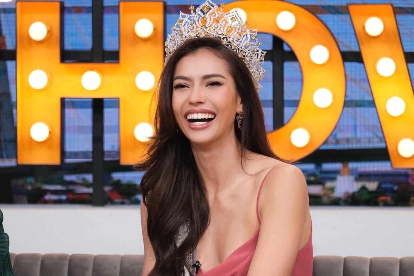 Trong một chương trình truyền hình Thái Lan, Anntonia Porsild cũng tiết lộ về mức cát-xê của cô sau khi trở về nước khiến nhiều người bất ngờ. Anntonia cho biết cô nhận số tiền lên tới 14 tỷ đồng chỉ sau vài ngày về nước. Nhiều người dự đoán cát-xê và thu nhập của Anntonia sẽ còn tăng lên nhiều trong 1 năm đương nhiệm.