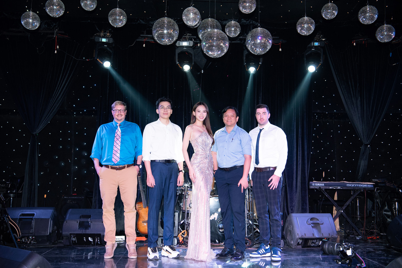 Hoa hậu Mai Phương training ứng xử bằng tiếng Anh với các giáo viên và phóng viên nước ngoài.