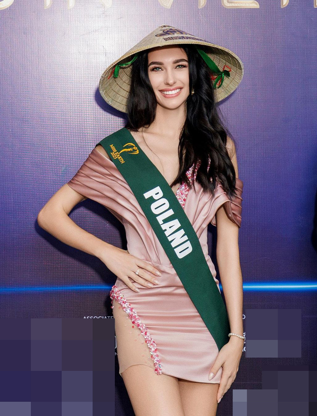 Hoa hậu và 3 Á hậu Trái Đất 2023 sẽ được nhận chiếc vương miện mới, thay thế cho chiếc vương miện truyền thống đã được sử dụng nhiều năm qua.