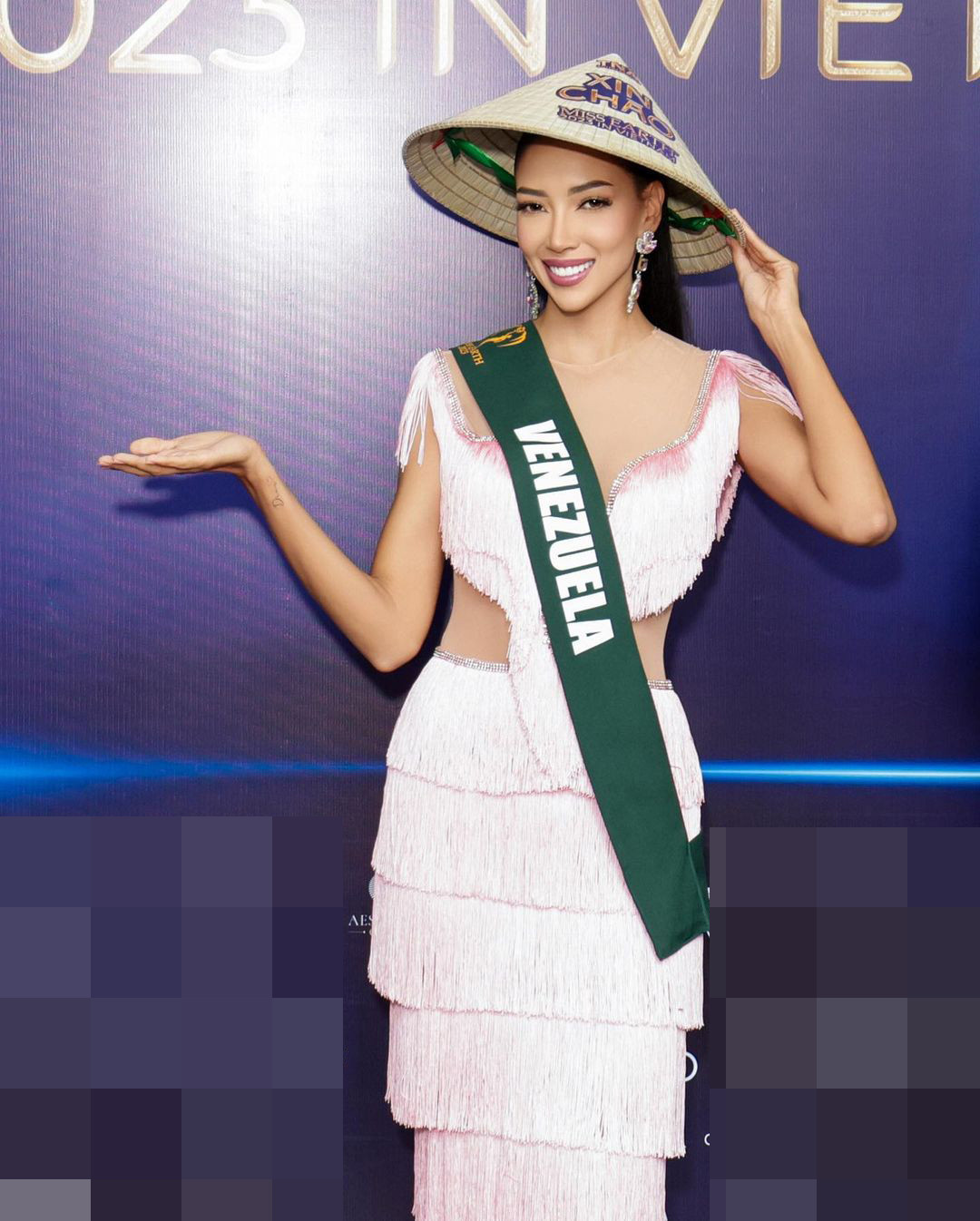 Đại diện Venezuela - Jhosskaren Carrizo đang được đánh giá là ứng viên sáng giá nhất cho vương miện năm nay. Cô có gương mặt sắc sảo, chiều cao và hình thể nổi bật.