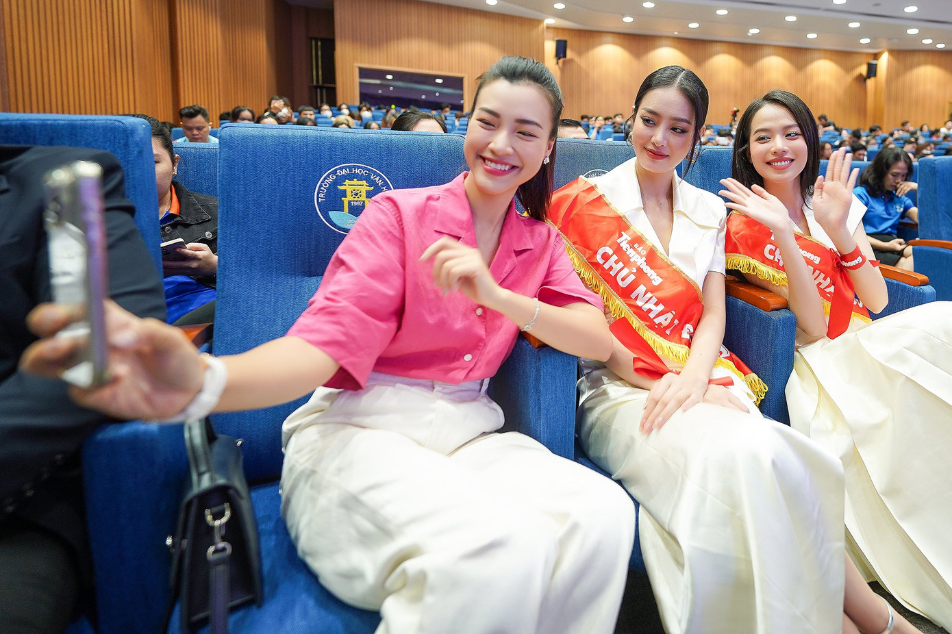 MC, Á hậu Hoàng Oanh cũng tham dự sự kiện. Cô vui mừng khi hội ngộ hai đàn em tại một hoạt động ý nghĩa như Chủ Nhật Đỏ.