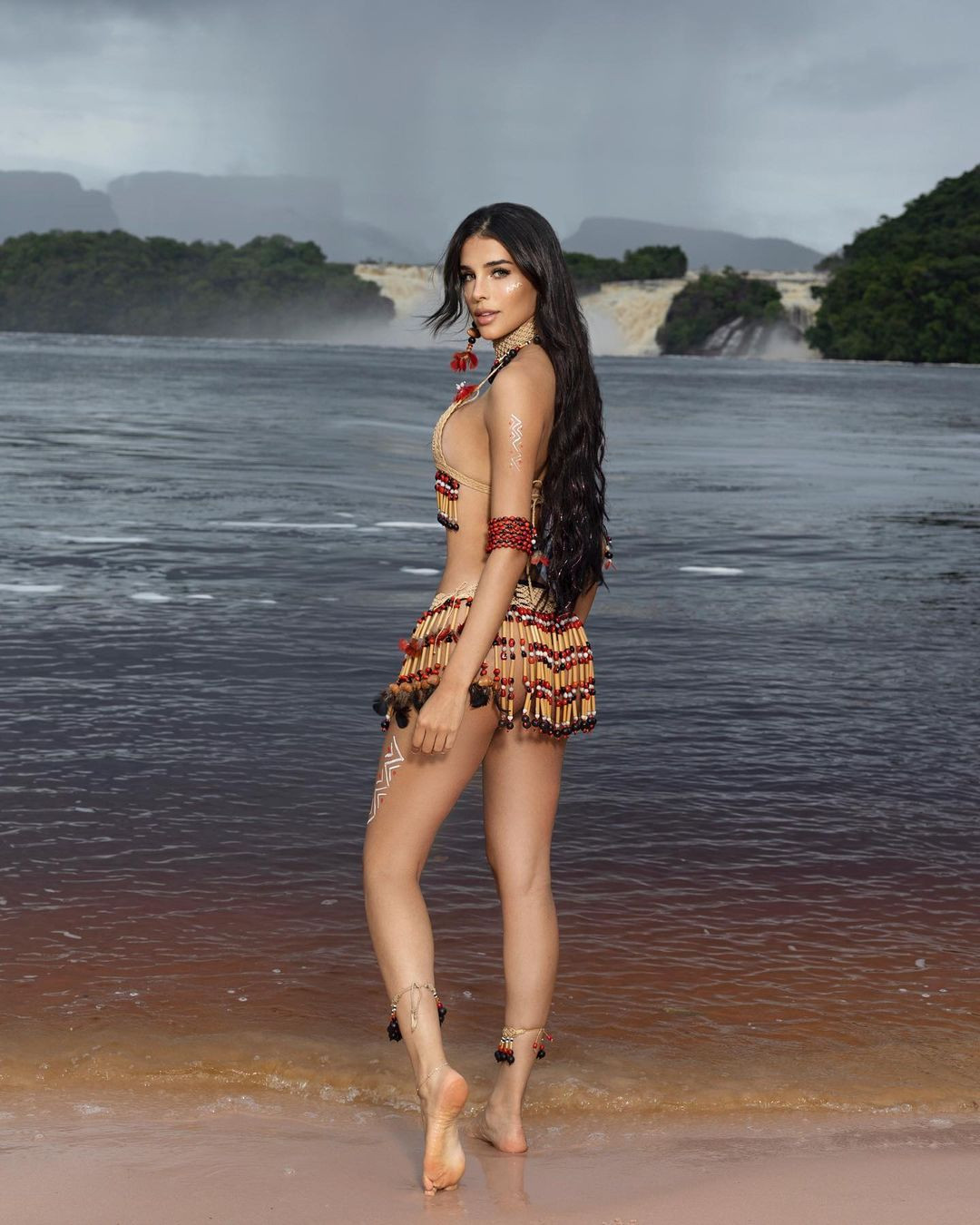 Giorgiana Rosas có thân hình đầy đặn, nóng bỏng đậm chất Latinh với chiều cao 1,73 m và số đo ba vòng quyến rũ.