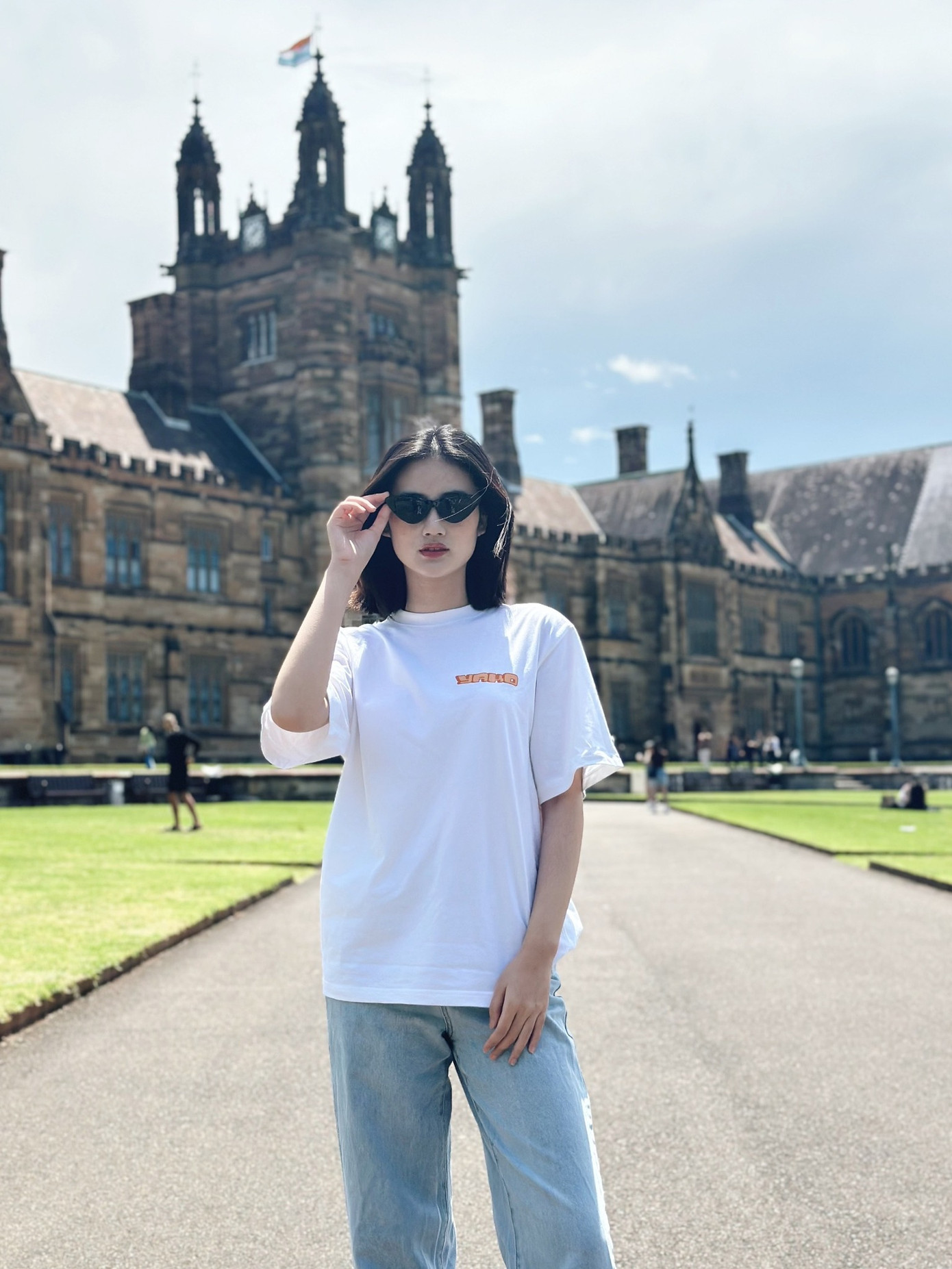 Ý Nhi cho biết cô sống chung với người em họ trong một căn hộ tại Australia. Sau buổi học, hai chị em đi siêu thị, nấu ăn. Khi lên giảng đường, Ý Nhi thường mặc áo thun, quần jean năng động, giản dị.