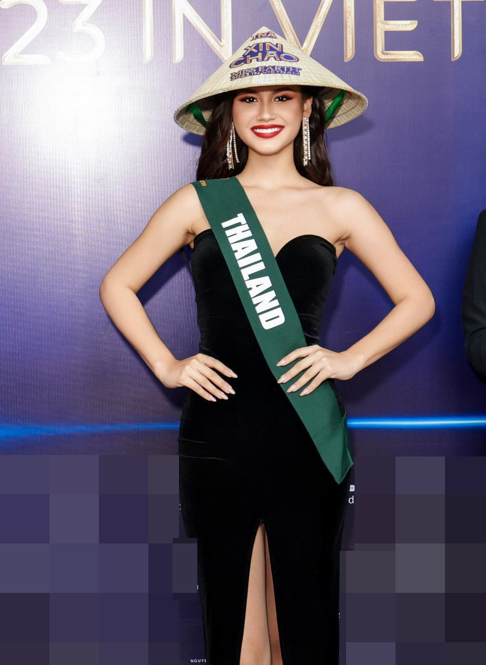 Đại diện Thái Lan - Cora Bliault cũng là ứng viên được đánh giá cao. Cora Bliault tròn 18 tuổi, là người đẹp lai Thái - Canada, hiện là sinh viên chuyên ngành Quản lý Khách sạn. Cô có chiều cao nổi bật 1,78 m và thân hình đầy đặn, quyến rũ.