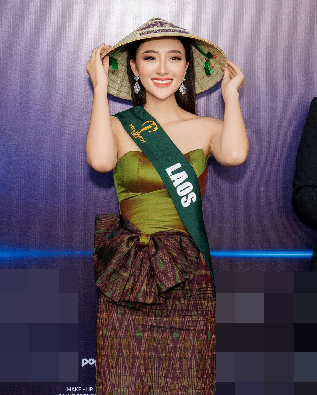 Các thí sinh tỏ ra hào hứng khi được ban tổ chức tặng nón lá trong lễ nhận sash. Dàn người đẹp thích thú tạo dáng chụp ảnh với nón lá.