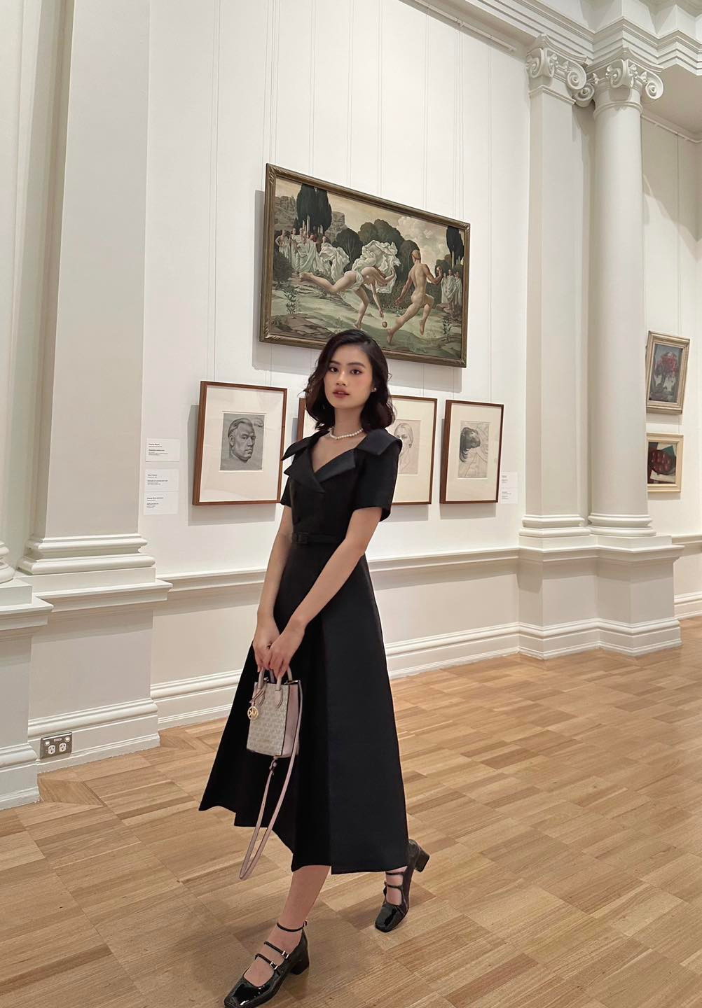 Hôm 5/12, Hoa hậu Ý Nhi cập nhật trên trang cá nhân hình ảnh mới nhất của cô tại Australia. Người đẹp mặc trang phục màu đen kín đáo, thanh lịch khi đi xem một triển lãm nghệ thuật.