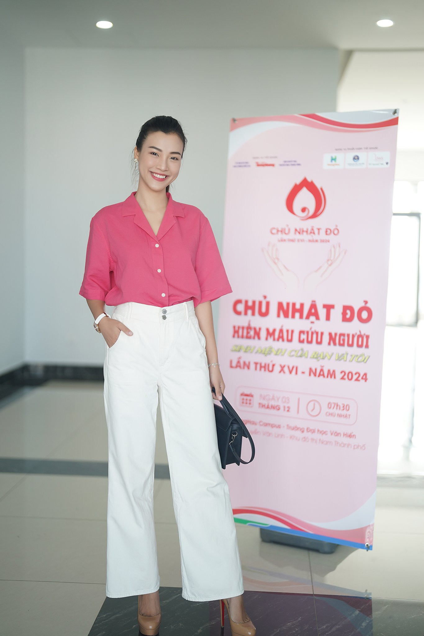 Đang bận rộn với game show Chị đẹp đạp gió rẽ sóng nhưng khi được mời tham gia chương trình Chủ Nhật Đỏ, Hoàng Oanh vẫn nhận lời tham gia. Theo Hoàng Oanh, được tham dự một chương trình thiện nguyện mang ý nghĩa lớn lao như Chủ Nhật Đỏ luôn là niềm vinh dự với cô.