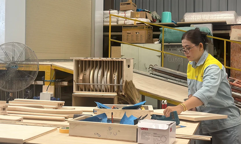 Nhiều công ty coi việc thưởng Tết là cách giữ chân người lao động. Ảnh: PĐ Nhiều công ty coi việc thưởng Tết là cách giữ chân người lao động. Ảnh: PĐ