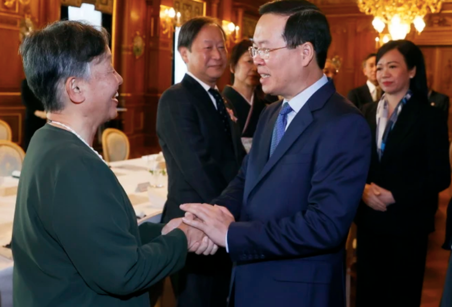 Chủ tịch nước Võ Văn Thưởng và Phu nhân gặp gỡ đại diện gia đình homestay Nhật Bản. (Ảnh: Thống Nhất/TTXVN)