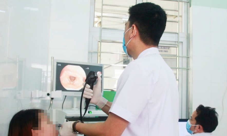 Bệnh nhân nội soi tai mũi họng sàng lọc ung thư tại Bệnh viện Bãi Cháy (Quảng Ninh). Ảnh: BVCC.