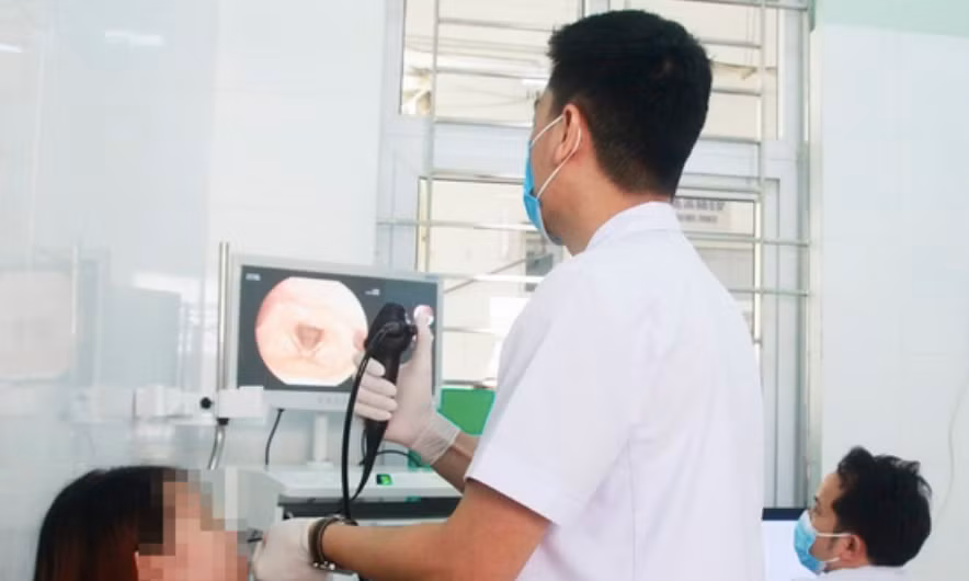 Bệnh nhân nội soi tai mũi họng sàng lọc ung thư tại Bệnh viện Bãi Cháy (Quảng Ninh). Ảnh: BVCC.
