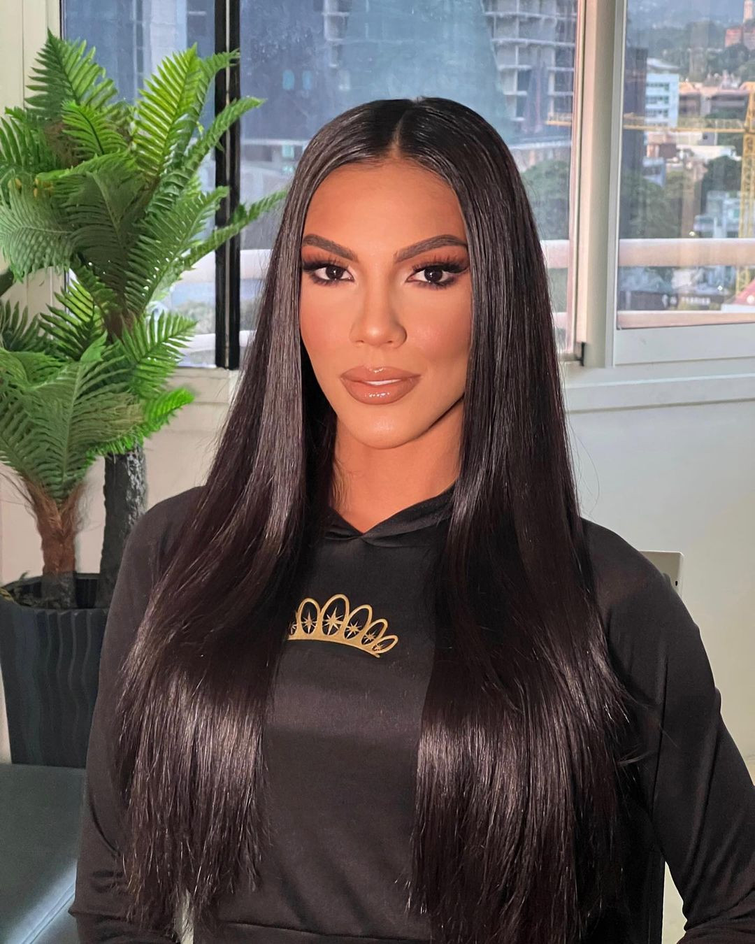 Với tư cách là Hoa hậu Quốc tế Venezuela, người đẹp đề xuất việc thúc đẩy trao quyền thông qua y tế và giáo dục ở các giai đoạn khác nhau trong cuộc đời của phụ nữ Venezuela. "Ở nước ta, phụ nữ phải đối mặt với những thách thức liên tục và trong những năm gần đây, chúng ta đã chứng kiến sức khỏe của họ ngày càng sa sút. Vì vậy, tôi có ý định giáo dục các cô gái và thanh niên trở thành những người phụ nữ khỏe mạnh, dũng cảm và mạnh mẽ. Đất nước và thế giới cần chúng ta và đó là lý do tôi muốn trao cho họ công cụ mạnh mẽ nhất: kiến thức", cô nói.