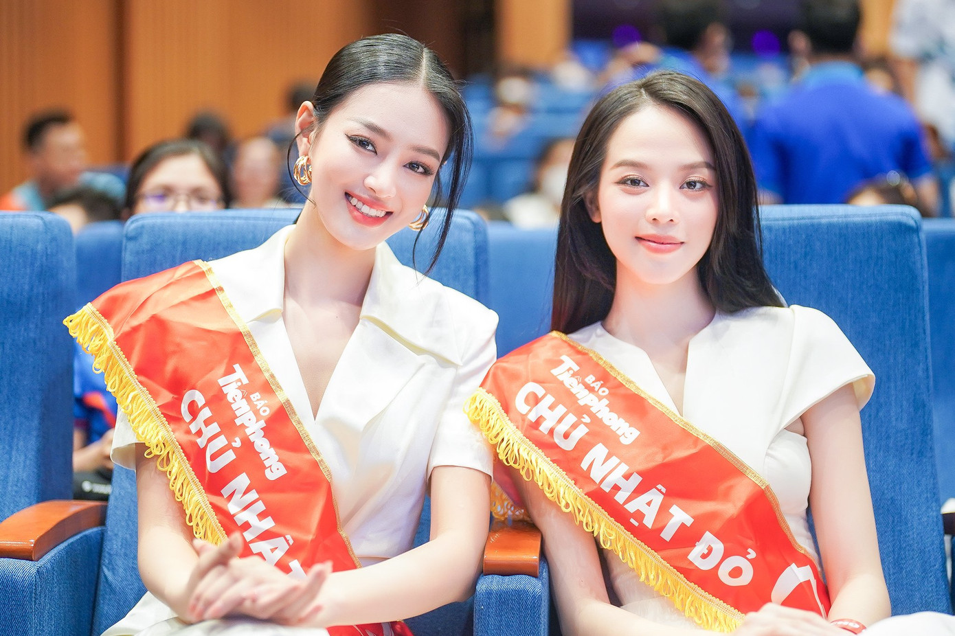 Hai người đẹp cùng chọn sắc trắng thanh lịch, kín đáo khi tham dự sự kiện.