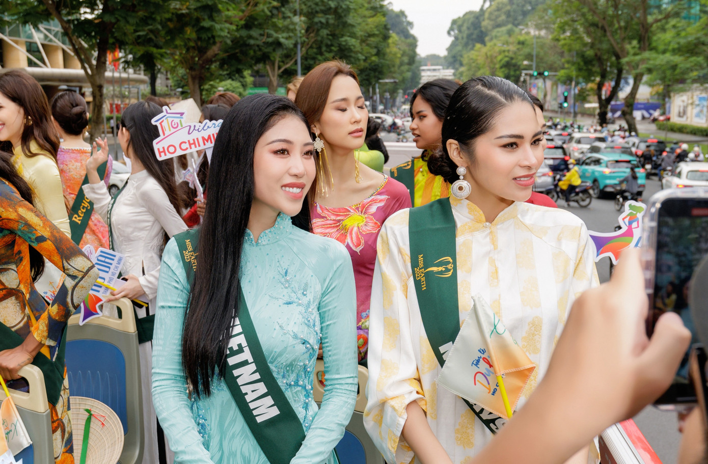 Với kỹ năng ngoại ngữ ấn tượng, những ngày qua cô đã làm tốt công tác tiếp đón các thí sinh, quảng bá văn hóa, con người Việt Nam đến với bạn bè thế giới.