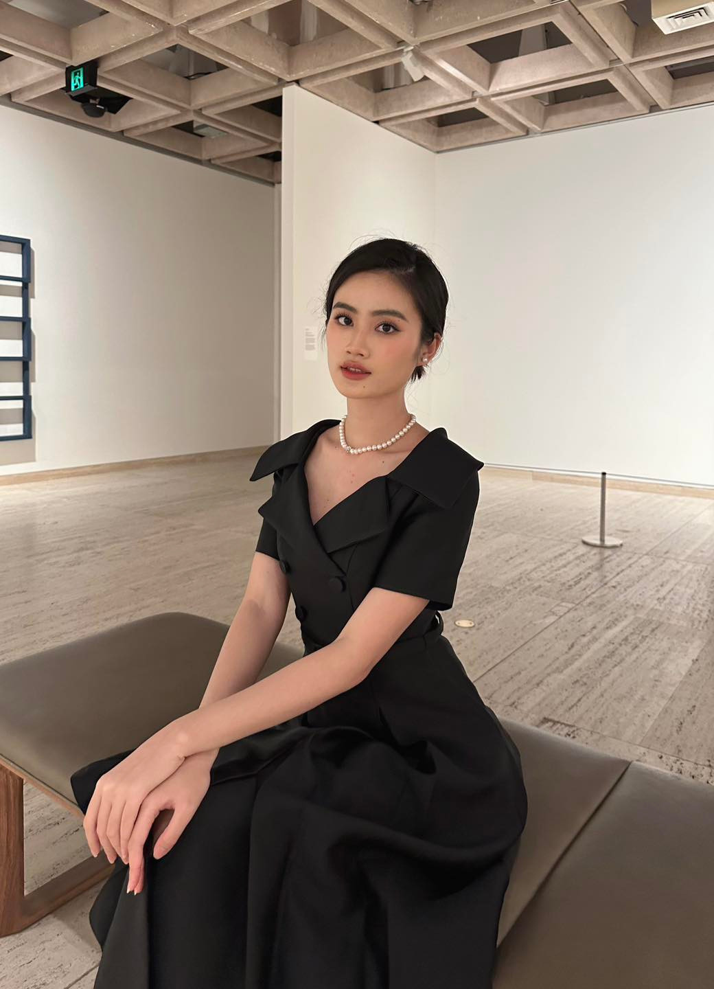 Chiếc đầm đen cổ chữ V được người đẹp Bình Định phối cùng vòng cổ ngọc trai sang trọng. Diện mạo của Ý Nhi nhận được nhiều lời khen ngợi từ những khán giả theo dõi trang cá nhân của cô.