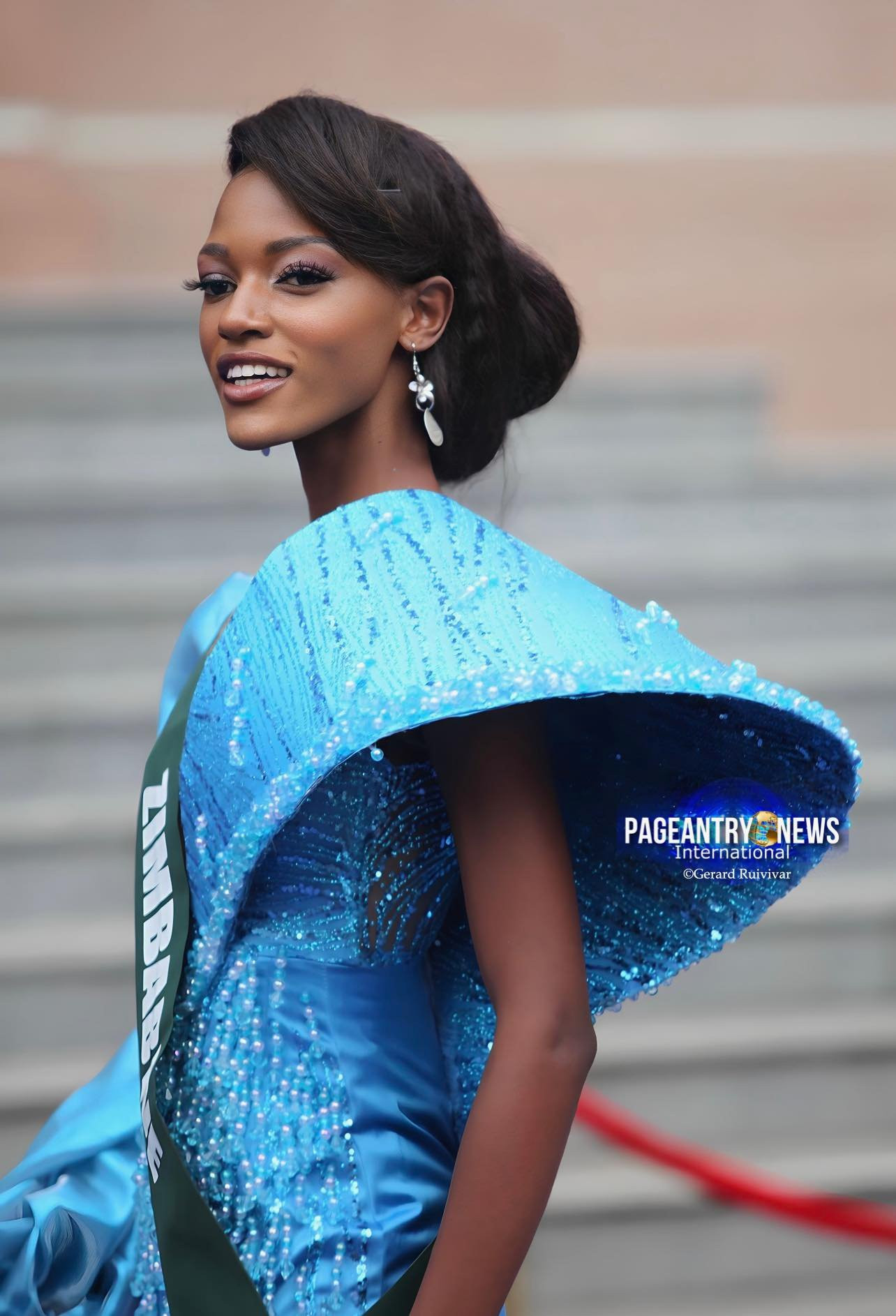 Người đẹp Zimbabwe – Courtney Jongwe là đại diện hiếm hoi của khu vực châu Phi được đánh giá cao. Tại sự kiện chào đón thí sinh Hoa hậu Trái Đất 2023, người đẹp diện trang phục dựng form 3D ấn tượng.