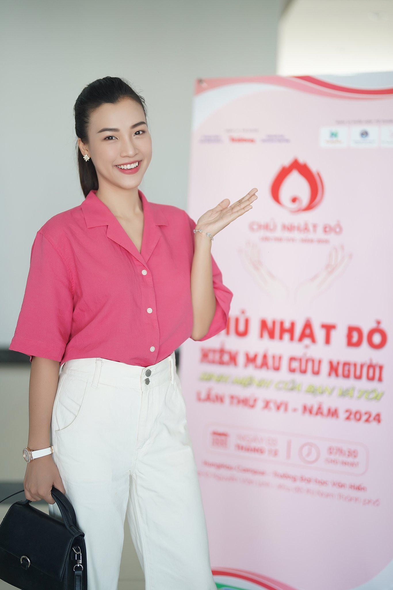 Á hậu - MC Hoàng Oanh tham gia sự kiện Chủ nhật Đỏ 2024. Ảnh: Phạm Nguyễn. Á hậu - MC Hoàng Oanh tham gia sự kiện Chủ nhật Đỏ 2024. Ảnh: Phạm Nguyễn.