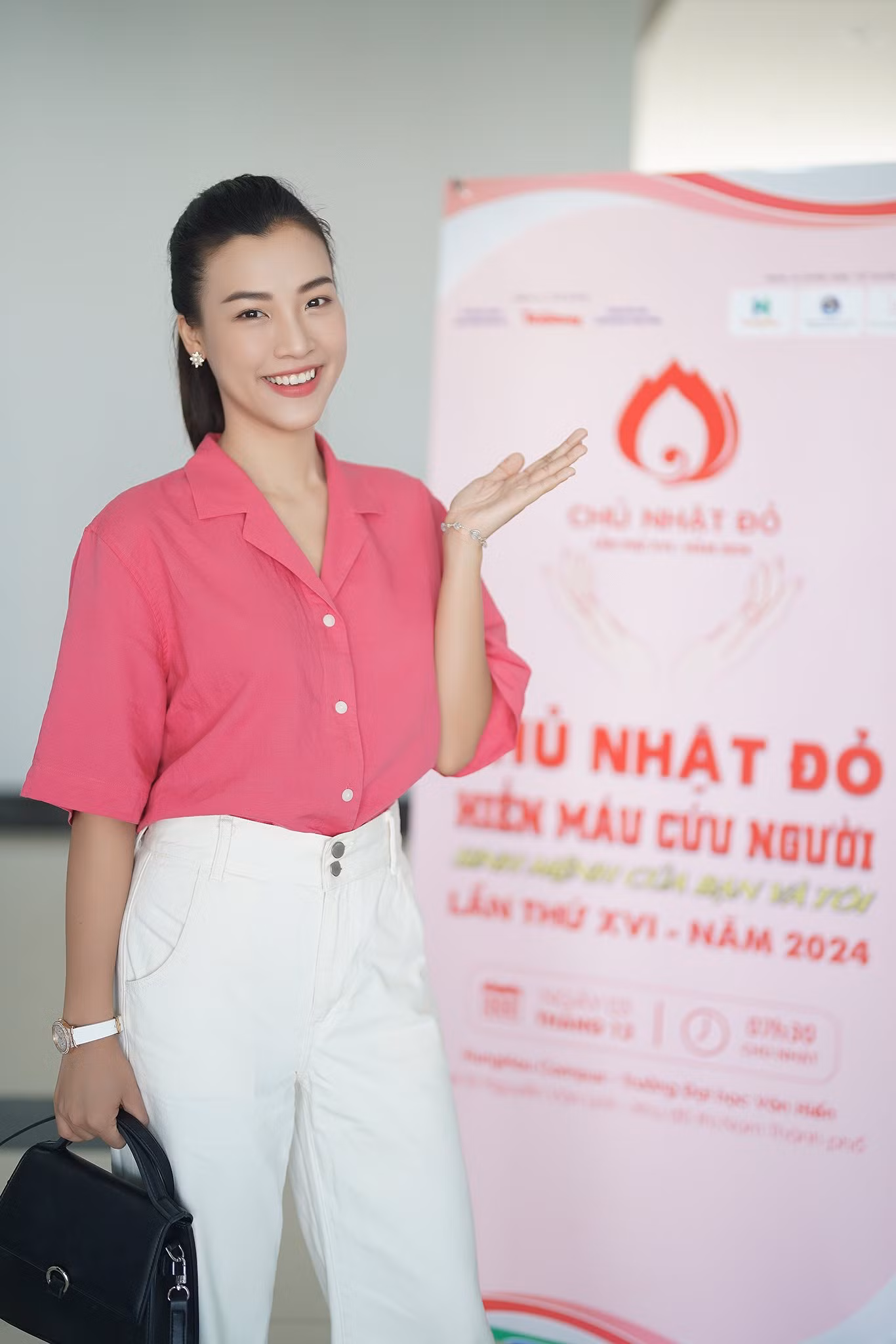 Á hậu - MC Hoàng Oanh tham gia sự kiện Chủ nhật Đỏ 2024. Ảnh: Phạm Nguyễn.