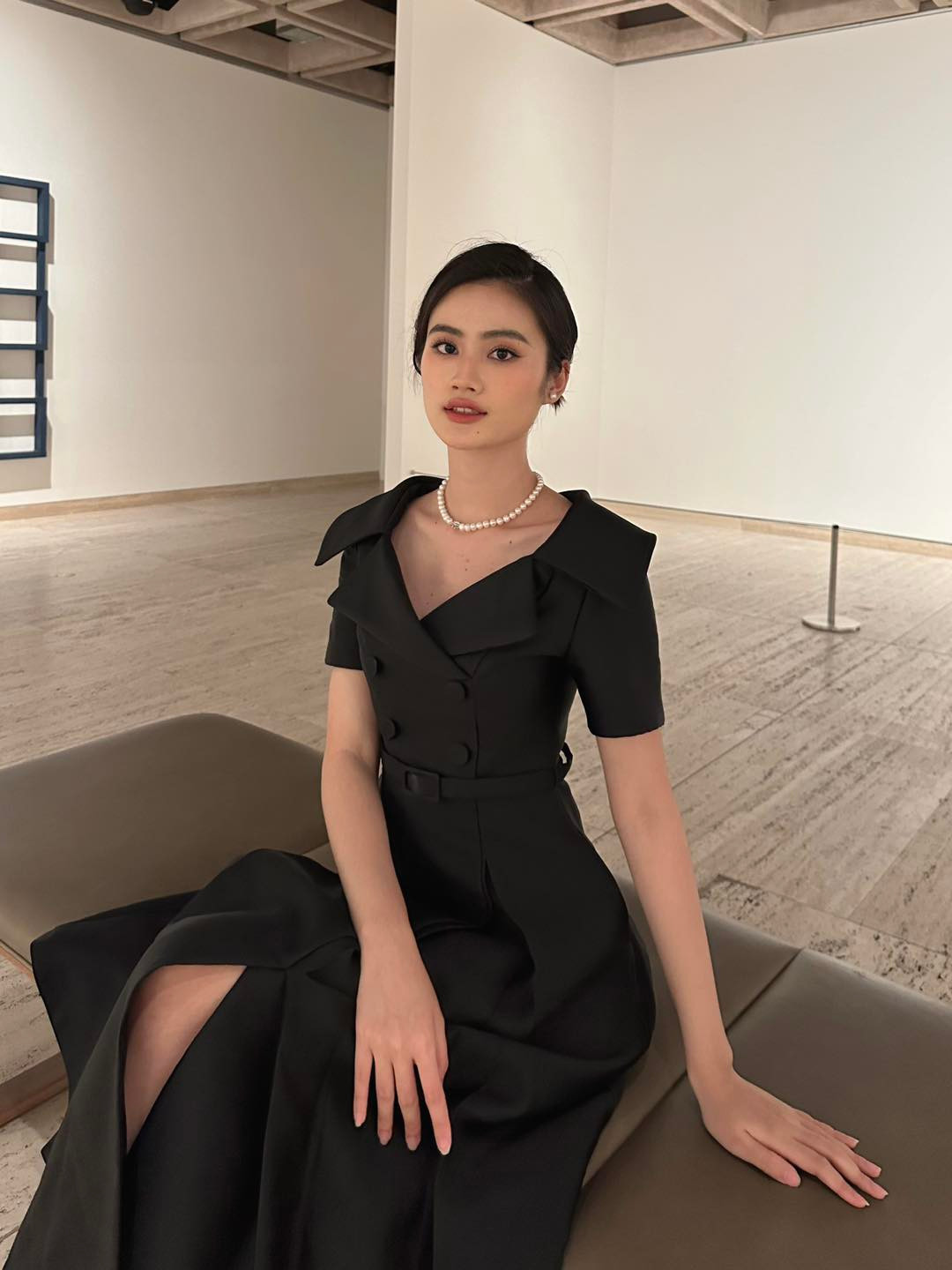 Chiếc đầm đen cổ chữ V được người đẹp Bình Định phối cùng vòng cổ ngọc trai sang trọng. Diện mạo của Ý Nhi nhận được nhiều lời khen ngợi từ những khán giả theo dõi trang cá nhân của cô.